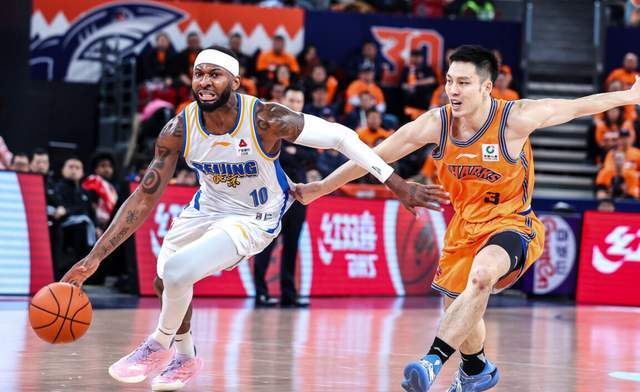 半岛在线-CBA争冠形势大变!两大豪门轰然倒下,上海成搅局者,黑马俯冲前4