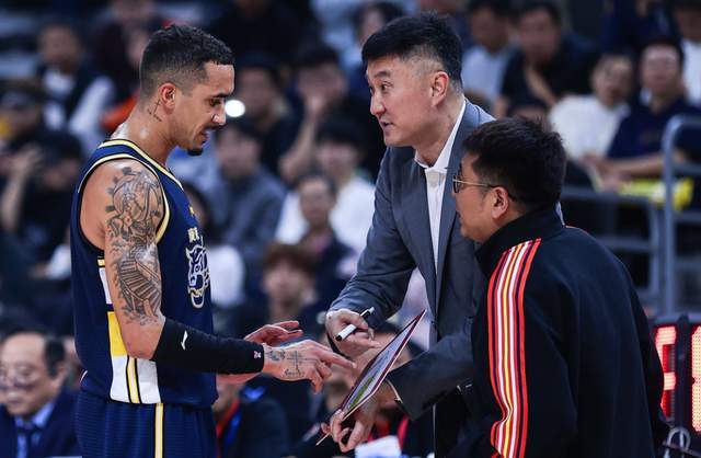 半岛在线-CBA争冠形势大变!两大豪门轰然倒下,上海成搅局者,黑马俯冲前4