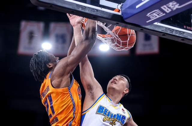 半岛在线-CBA争冠形势大变!两大豪门轰然倒下,上海成搅局者,黑马俯冲前4