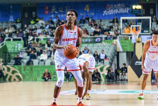 半岛在线-CBA争冠形势大变!两大豪门轰然倒下,上海成搅局者,黑马俯冲前4