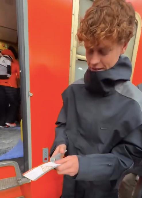 半岛体育链接-新工作，辛纳现身意大利火车站为列车检票